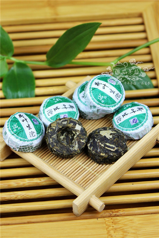 Чай пуэр бодрит. Тайский чай пуэр. Изумрудный чай пуэр natural. Китайский прессованный чай пуэр. +Шен пуэр прессованный "зеленый медальон".